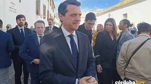 El alcalde de C&oacute;rdoba, Jos&eacute; Mar&iacute;a Bellido, atiende a los periodistas tras la funci&oacute;n principal de la Hermandad de Nuestra Se&ntilde;ora de los Dolores FOTO EUROPA PRESS