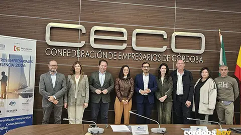 F&eacute;lix Romero (centro) y Mercedes L&oacute;pez (2&ordf; izda.), con responsables de las empresas anfitrionas de los IV Encuentros Empresariales de Excelencia de C&oacute;rdoba FOTO CECO