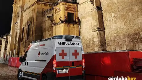 Una ambulancia de Cruz Roja junto a los palcos instalados en uno de los laterales de la Mezquita-Catedral de C&oacute;rdoba, en la Carrera Oficial de la Semana Santa FOTO CRUZ ROJA DE C&Oacute;RDOBA