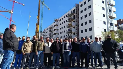 Concentraci&oacute;n de gruistas ante una obra en C&oacute;rdoba para reclamar una subida salarial para su colectivo FOTO UGT