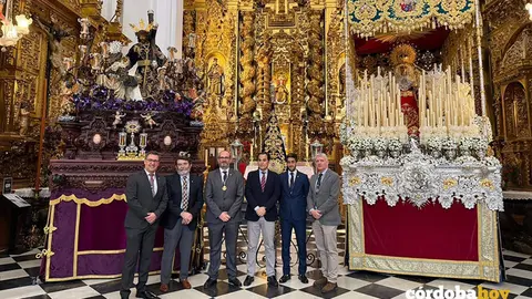 Nieto (3&ordm; dcha.), durante su visita a la a la Hermandad de la Santa Faz, en la Parroquia de la Trinidad, en C&oacute;rdoba FOTO JUNTA DE ANDALUC&Iacute;A