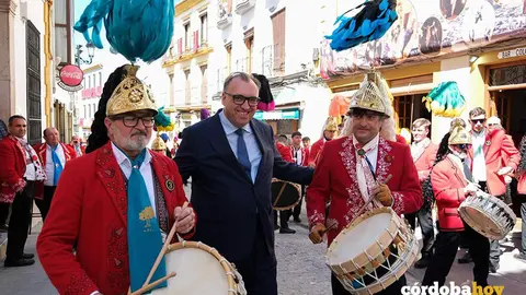 Arturo Bernal (centro), entre jun 'jud&iacute;o colinegro' y un 'jud&iacute;o coliblanco' de la Semana Santa de Baena FOTO JUNTA DE ANDALUC&Iacute;A