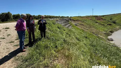 El presidente de la Diputaci&oacute;n, Salvador Fuentes (derecha) eval&uacute;a los da&ntilde;os de las borrascas en caminos de Palma del R&iacute;o FOTO DIPUTACI&Oacute;N DE C&Oacute;RDOBA