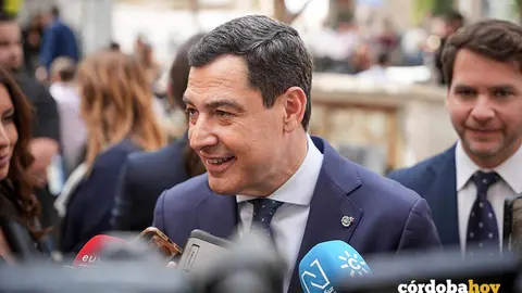 El presidente de la Junta de Andaluc&iacute;a, Juanma Moreno, atiende a los medios en Cabra FOTO MAR&Iacute;A JOS&Eacute; L&Oacute;PEZ / EUROPA PRESS