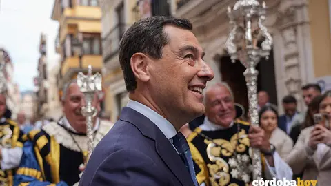 El presidente de la Junta de Andaluc&iacute;a, Juanma Moreno, junto a los ac&oacute;litos de la Hermandad de La Piedad, durante la visita institucional al municipio de Cabra FOTO Mar&iacute;a Jos&eacute; L&oacute;pez / Europa Press