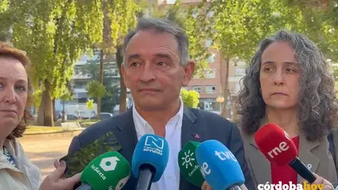 El portavoz parlamentario de IU y diputado de Sumar, Enrique Santiago, atiende a los medios de comunicaci&oacute;n FOTO IU