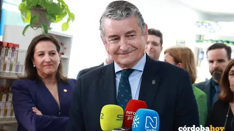 Sanz atiende a los periodistas en Cabra FOTO ROC&Iacute;O RUZ / EUROPA PRESS