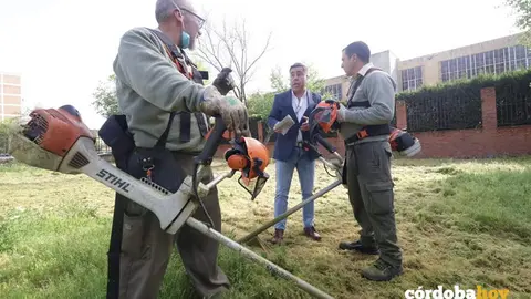 Miguel Ruiz Madruga (centro) en las tareas de desbroce en el solar municipal del Paseo Valerio Molina, junto a la parroquia de Nuestra Se&ntilde;ora de Linares FOTO AYUNTAMIENTO DE C&Oacute;RDOBA