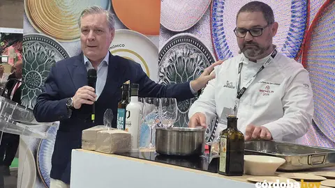 Paco L&oacute;pez (derecha), esta ma&ntilde;ana en el show cooking del Ayuntamiento de C&oacute;rdoba dentro del Sal&oacute;n Gourmet de Madrid