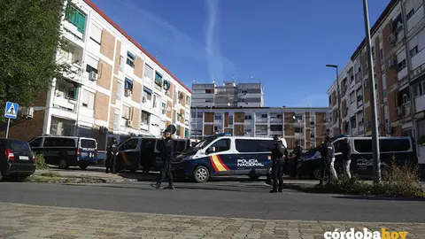Efectivos de la Polic&iacute;a Nacional en el barrio de La Fuensanta de C&oacute;rdoba tras el asesinato de la mujer FOTO MADERO CUBERO / EUROPA PRESS