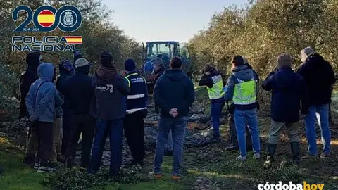 La Polic&iacute;a Nacional detiene a tres personas en una actuaci&oacute;n contra la explotaci&oacute;n laboral en una finca de Almod&oacute;var del R&iacute;o FOTO POLIC&Iacute;A NACIONAL