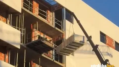 Cami&oacute;n pluma utilizado en una obra para sustituir a las gr&uacute;as FOTO ANTONIO HURTADO