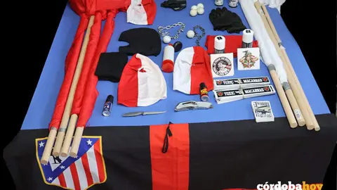 Material incautado por la Polic&iacute;a a ultras del Atleti a la altura de La Carlota FOTO CNP