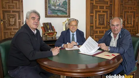 Firma del contrato para la renovaci&oacute;n de la red de abastecimiento de agua de la Zona Sur de C&oacute;rdoba FOTO DIPUTACI&Oacute;N DE C&Oacute;RDOBA