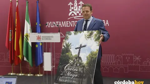 Julian Urbano con el cartel de las Cruces de Mayo 2026 FOTO AYUNTAMIENTO DE C&Oacute;RDOBA