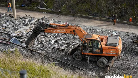 Trabajadores realizan tareas de retirada de los vagores en el punto de las v&iacute;as donde tuvo lugar el accidente de trenes de Adamuz, en una imagen de archivo FOTO GUILLERMO MORALES / EUROPA PRESS