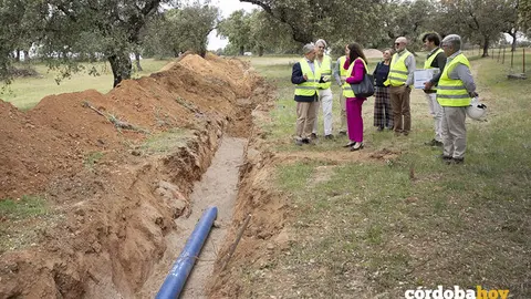 Salvador Fuentes (izquierda) habla con Silvia Mellado, junto a las obras que se ejecutan en la red de abastecimiento de las aldeas de Fuente Obejuna FOTO DIPUTACI&Oacute;N DE C&Oacute;RDOBA