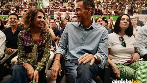 El secretario general del PSOE y presidente del Gobierno, Pedro S&aacute;nchez, y la candidata a la Junta por el PSOE-A, Mar&iacute;a Jes&uacute;s Montero, participan en un acto p&uacute;blico del PSOE en M&aacute;laga FOTO &Aacute;LEX ZEA / EUROPA PRESS