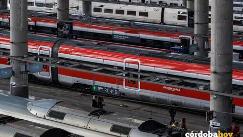 Viajeros cogen su tren en la estaci&oacute;n de Madrid-Puerta de Atocha-Almudena Grandes, a 17 de febrero de 2026, en Madrid FOTO DIEGO RADAM&Eacute;S / EUROPA PRESS
