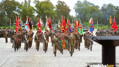 Un momento de la parada militar conmemorativa del XLI aniversario de la Brigada 'Guzm&aacute;n el Bueno' X, celebrada en la base de Cerro Muriano FOTO BRI X