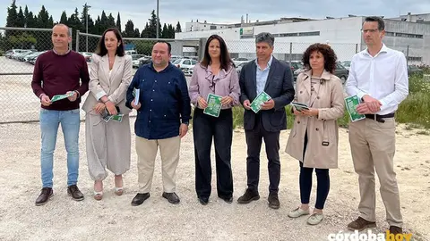 Sivia Mellado (centro), junto a Rafa Llamas (tercero por la derecha) y otros cargos p&uacute;blicos y org&aacute;nicos del PSOE, ante el Hospital de Montilla FOTO PSOE