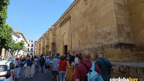 Turistas junto a la Mezquita-Catedral de C&oacute;rdoba, en una imagen de archivo FOTO EUROPA PRESS