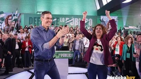 Mar&iacute;a Jes&uacute;s Montero (dcha.) junto a Pedro S&aacute;nchez (centro) y Silvia Mellado (izda.), en el mitin de su partido en C&oacute;rdoba FOTO MADERO CUBERO / EUROPA PRESS