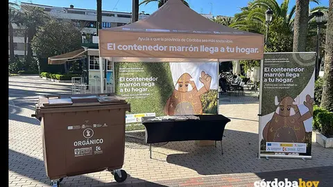 Carpa informativa sobre la implantaci&oacute;n del quinto contenedor FOTO DIPUTACI&Oacute;N DE C&Oacute;RDOBA