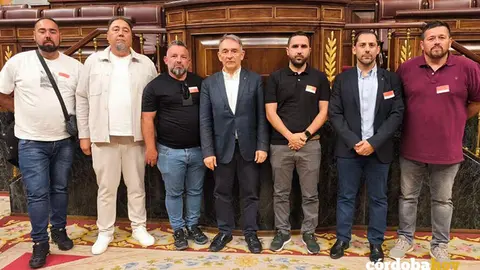 La representaci&oacute;n de los gruistas cordobeses con Enrique Santiago y Sebasti&aacute;n P&eacute;rez en el Congreso de los Diputados FOTO IU