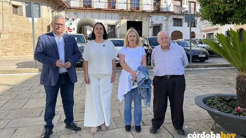 Esteban Morales (izquierda), junto a Ana Mu&ntilde;oz y otros cargos socialistas, en Bujalance FOTO PSOE