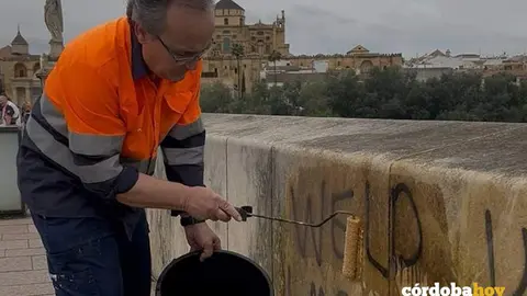 Equipo de limpieza de Sadeco ante las pintadas en el Puente Romano FOTO AYUNTAMIENTO DE C&Oacute;RDOBA