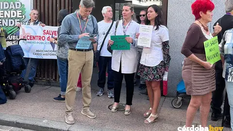 Concentraci&oacute;n vecinal a las puertas del centro de salud Lucano