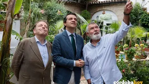 Julian Urbano, Jos&eacute; Mar&iacute;a Bellido y Jos&eacute; Antonio Espinosa  en la presentaci&oacute;n del Festival de Patios 2026 en Aceite,10 FOTO AYUNTAMIENTO DE C&Oacute;RDOBA