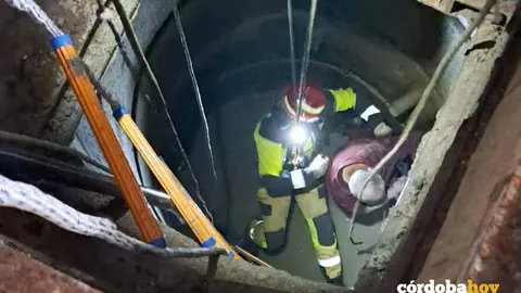 Rescate de un hombre en un pozo por parte de los bomberos de Lucena FOTO CONSORCIO PROVINCIAL