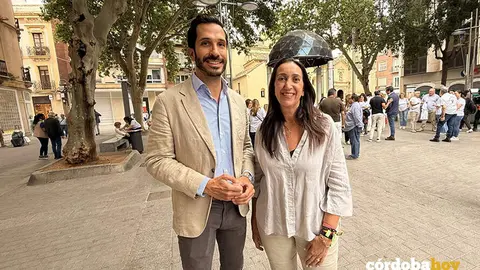 La candidata de Vox al Parlamento de Andaluc&iacute;a para las elecciones del 17 mayo, Paula Badabelli, junto al candidato n&uacute;mero 4, Javier Baz&aacute;n FOTO VOX