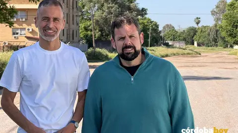 El candidato del PSOE por la provincia de C&oacute;rdoba a las elecciones andaluzas del 17 de mayo Mariano Poyato y el concejal &Aacute;ngel Ortiz en el Cordel de &Eacute;cija FOTO PSOE