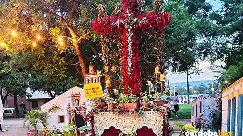 Cruz de Mayo de la Hermandad del Descendimiento de C&oacute;rdoba, en los Jardines de la Virgen del Roc&iacute;o FOTO EUROPA PRESS