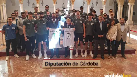 El presidente de la Diputaci&oacute;n, Salvador Fuentes (centro), en la recepci&oacute;n al Coto Basket tras su ascenso a Primera FEB FOTO EUROPA PRESS