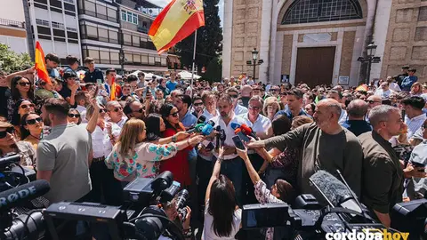 El presidente de Vox, Santiago Abascal, en una atenci&oacute;n a los medios de comunicaci&oacute;n en Puente Genil FOTO VOX ANDALUC&Iacute;A