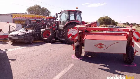 Estado que han quedado el turismo y el tractor en el choque mortal de A&ntilde;ora FOTO CONSORCIO PROVINCIAL DE EXTINCI&Oacute;N DE INCENDIOS