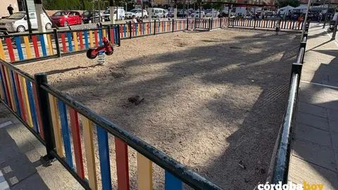 Parque infantil en la calle Historiador Ja&eacute;n Morente FOTO FACUA