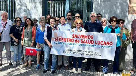 Vecinos y vecinas entregan en Salud las firmas en defensa del centro de salud Lucano