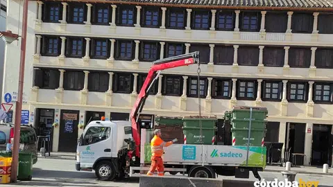 Un operario de Sadeco descarga contenedores de basura de la empresa municipal FOTO EUROPA PRESS