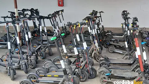Algunos de los patinetes el&eacute;ctricos retirados por la Polic&iacute;a Local debido a infracciones FOTO POLIC&Iacute;A LOCAL DE C&Oacute;RDOBA