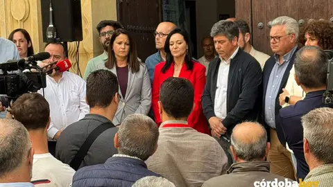 Minuto de silencio de los candidatos socialistas en Montilla, donde se ha suspendido el acto por la muerte de los dos guardias civiles FOTO PSOE
