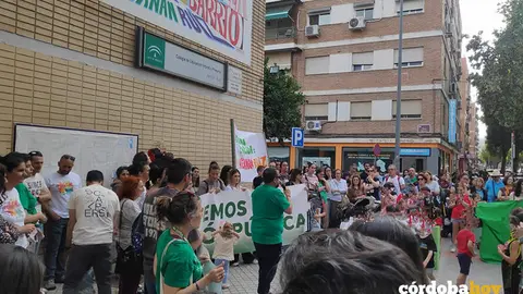 Concentraci&oacute;n el jueves pasado en el CEIP Hern&aacute;n Ruiz para una ampliaci&oacute;n de l&iacute;nea, en una imagen de achivo FOTO ANDALUCISTAS