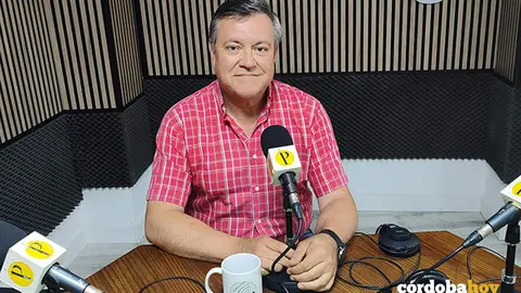 Rafael Juan Ruiz posa en la emisora de Paradigma Radio FOTO PARADIGMA RADIO