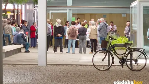 Concentraci&oacute;n vecinal a las puertas del centro de salud Lucano