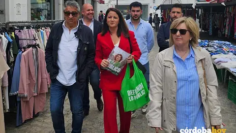 Silvia Mellado (de rojo), durante su visita a Hinojosa del Duque FOTO PSOE