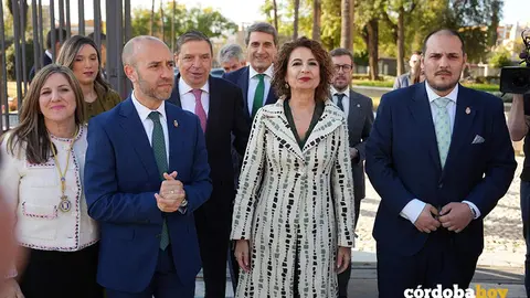 La candidata a la Junta de Andaluc&iacute;a del PSOE-A, Mar&iacute;a Jes&uacute;s Monter (centro) a su llegada a los actos del D&iacute;a de Andaluc&iacute;a acompa&ntilde;ada por los alcaldes de Adamuz, Rafael &Aacute;ngel Moreno (d) y Grazalema, Carlos Javier Garc&iacute;a (i), en una imagen de archivo FOTO MAR&Iacute;A JOS&Eacute; L&Oacute;PEZ / EUROPA PRESS